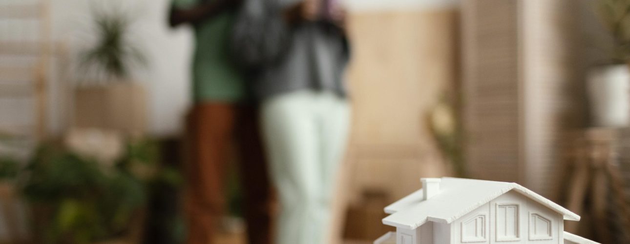 novas-chaves-de-casa-e-plano-de-mesa-com-casal-desfocado