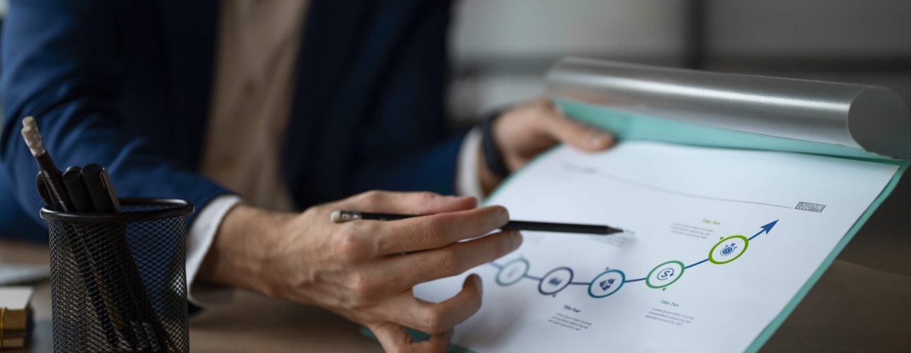 pessoa-no-escritorio-analisando-e-verificando-graficos-financeiros